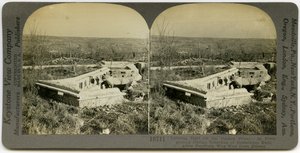 Carte stéréoscopique horizontale sépia montrant un homme en uniforme debout derrière un ensemble de tranchées en béton dans un champ ouvert. Numéro de stéréographe Keystone 18711. Le titre indique - Keystone View Company